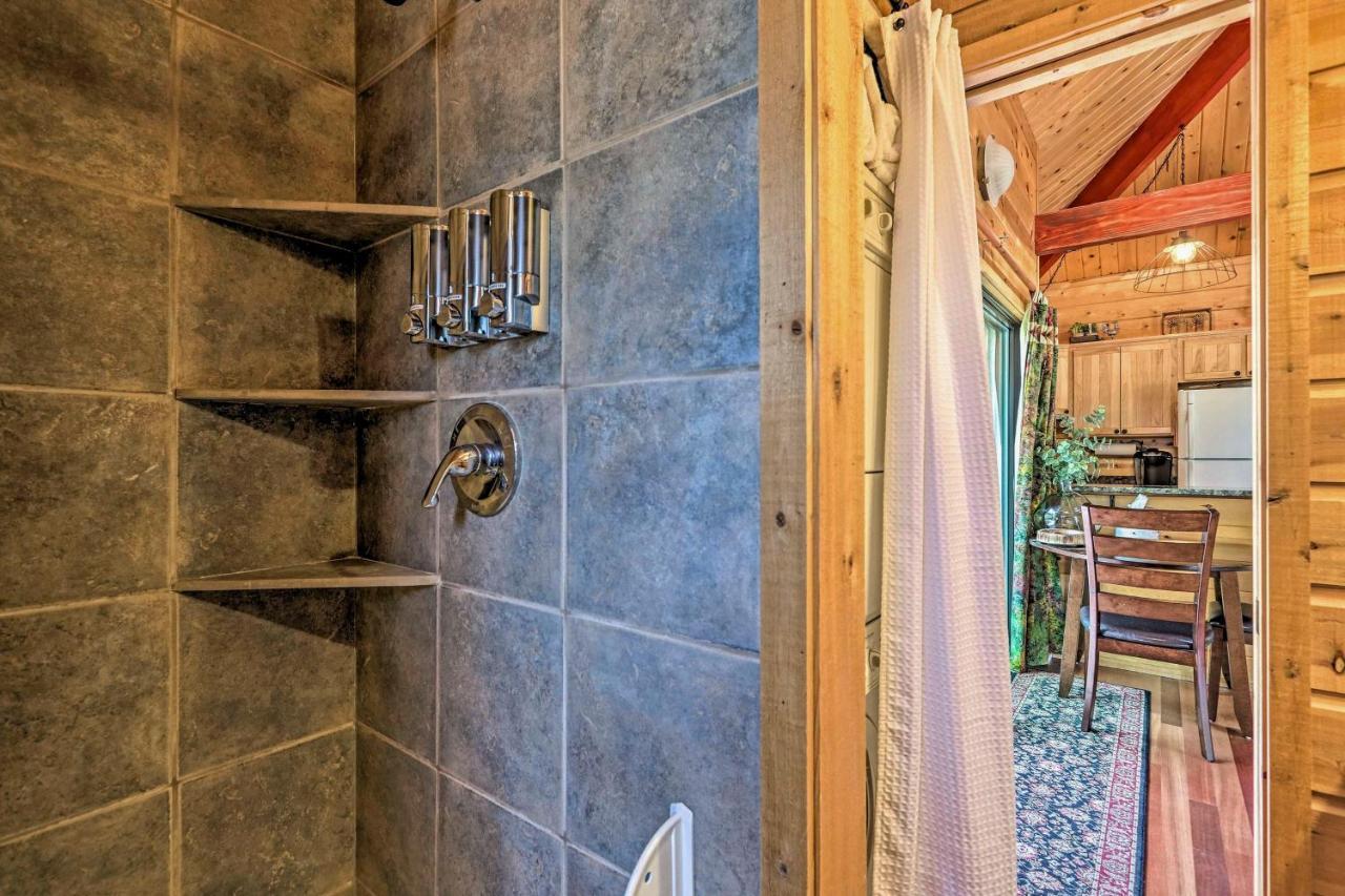 Romantic Strawberryandpine Studio Cabin With Deck! Exterior photo